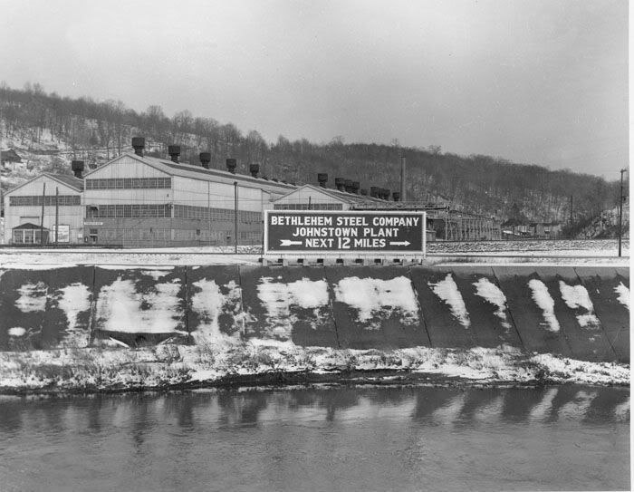 37_sign_on_riverbank.jpg