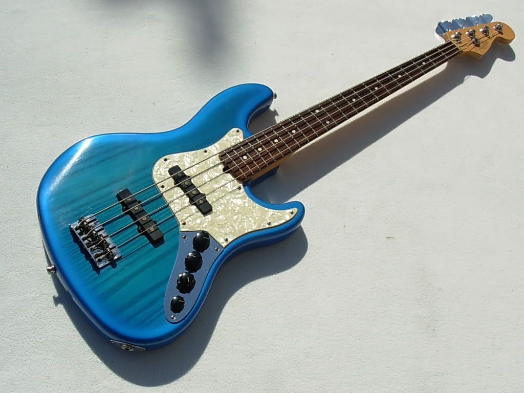 http://i274.photobucket.com/albums/jj246/kingmonolith/FENDERDELUXEJAZZBASS/DSCN4730.jpg