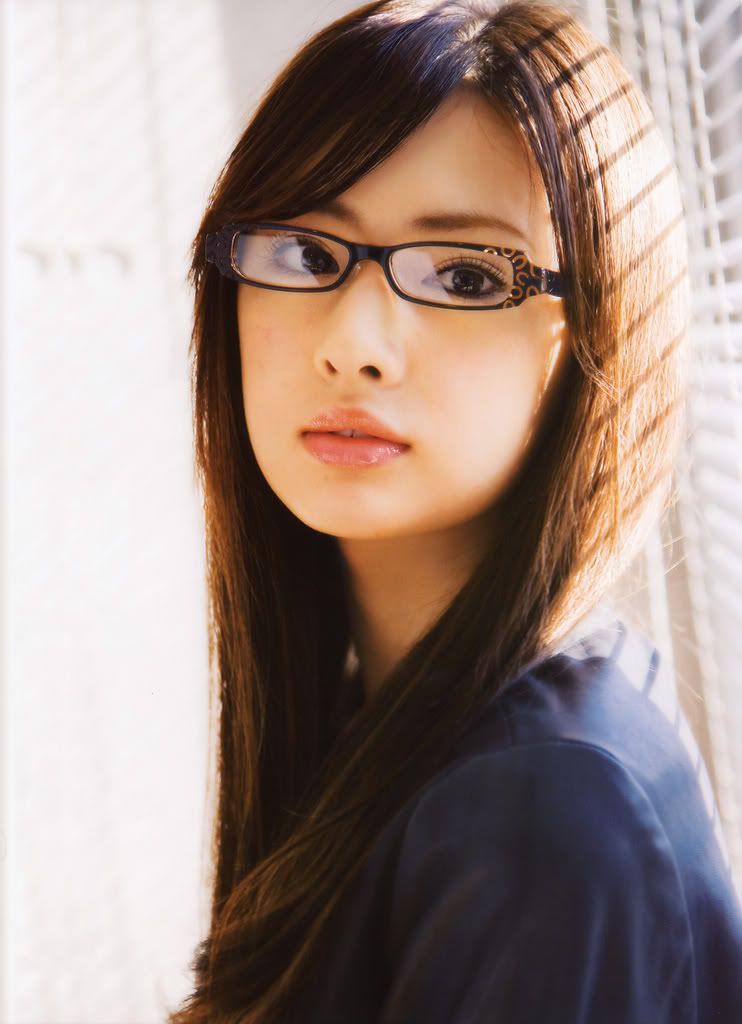 actress in glasses