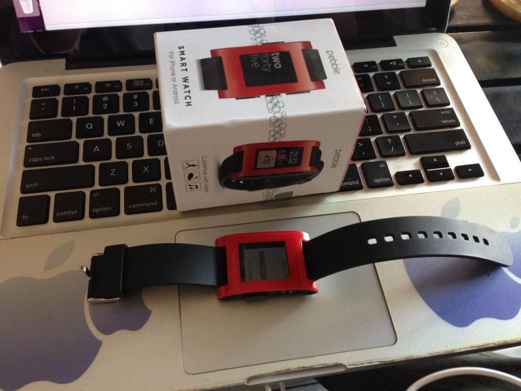 Smartwatch Pebble và thanh lý 40 cục sạc IPhone theo máy